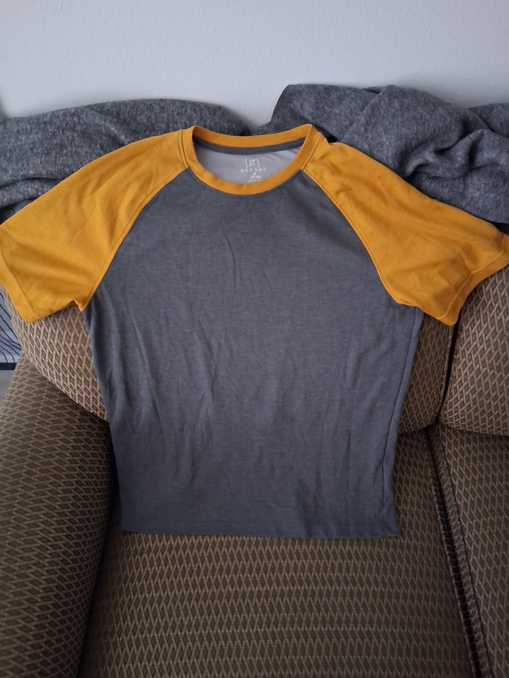 George Two-Tone Raglan Tee in Gray and Mustard M